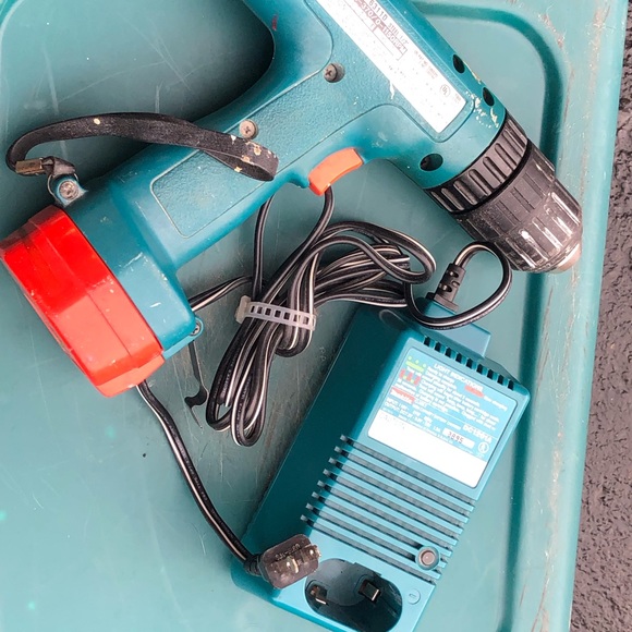 MAKITA 6311D DRILL. CHARGER AND BATTERIE USED TESTED - Picture 6 of 9